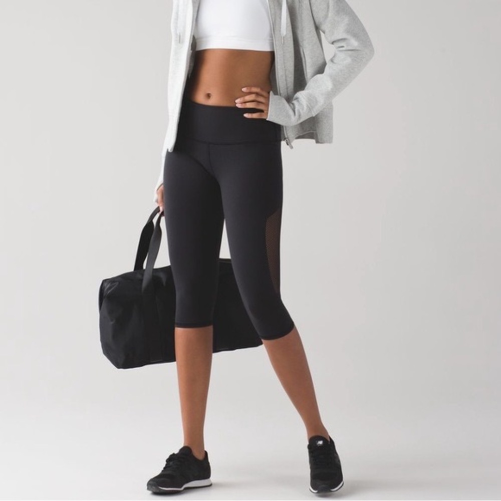 Lululemon Soul Cycle Reveal Crop (15") Sz 4 Black